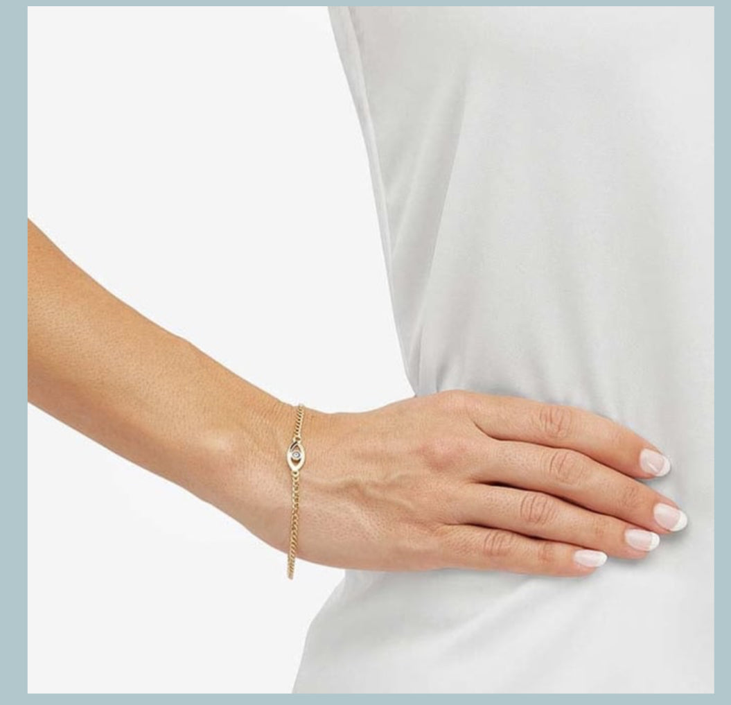 14-karat yellow gold bracelet is made with 2.45mm curb chain and features an Evil Eye charm